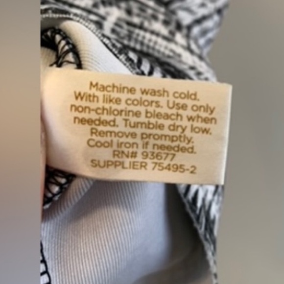 Women's Aztec Printed Scoop Neck Key Hole Black & White Crop Tank Top - Size XS - Picture 12 of 16